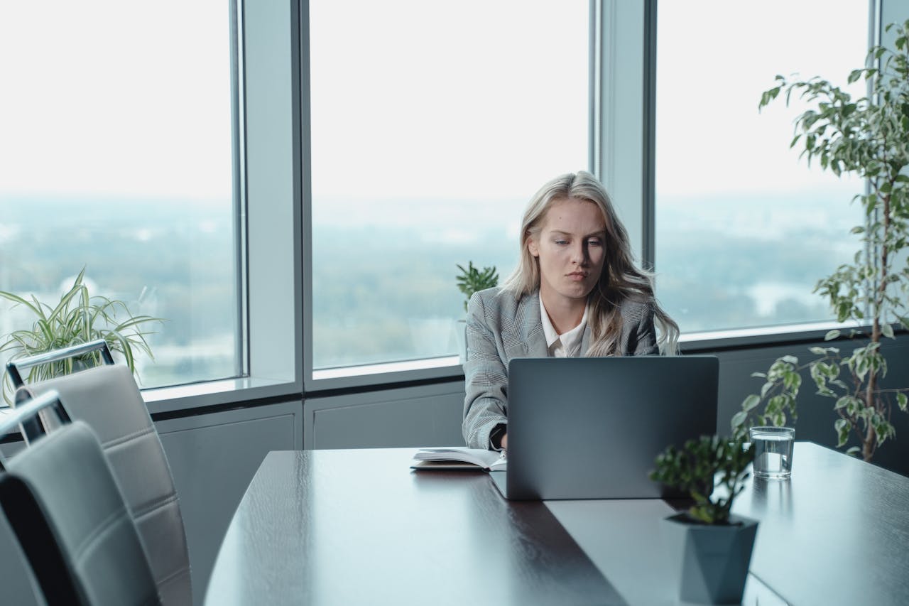 How to Get Hired as a Fulfillment Center Associate in 2025